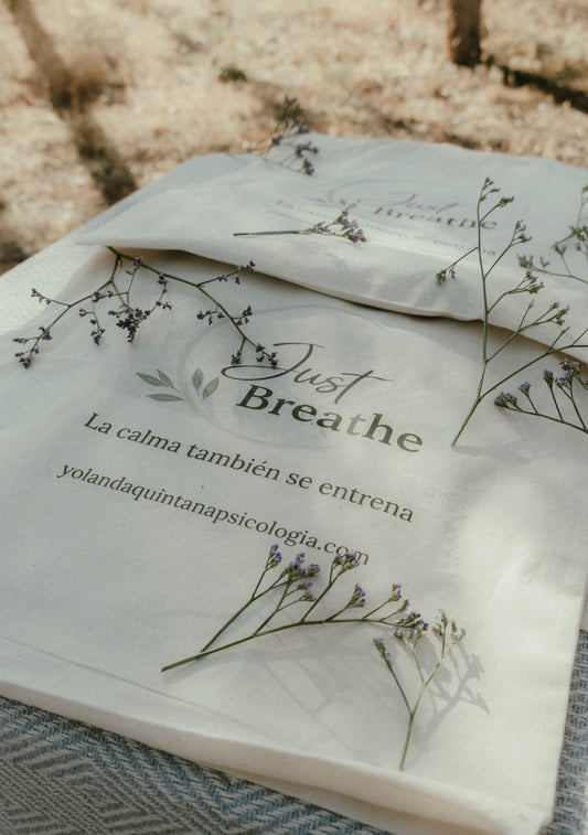 JUST BREATHE ¿Te imaginas encontrar un espacio donde aprender a parar, respirar y volver a conectar contigo?